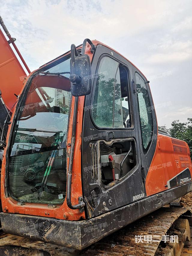 斗山dx225lc-9c挖掘机