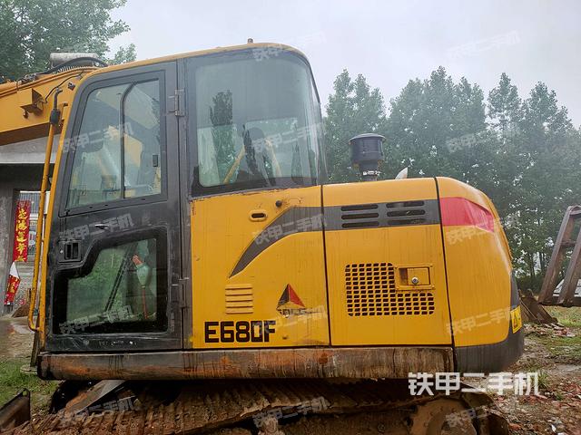 襄阳市二手山东临工e680f挖掘机- 驾驶室正侧实拍图-189