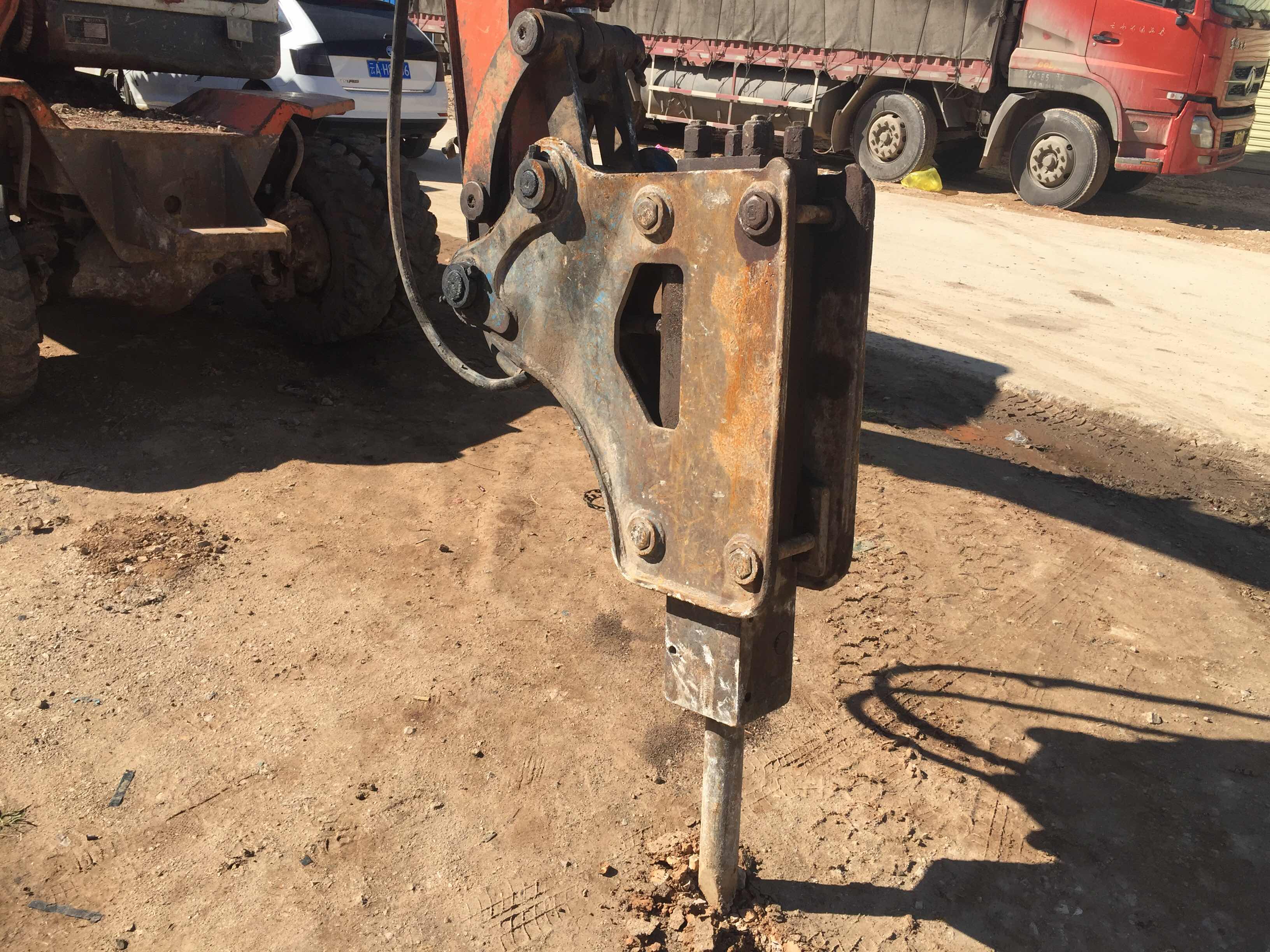 吉林省兴宇路桥获得具有拍平功用的挖掘机破碎锤专利可进行破碎和拍平操作