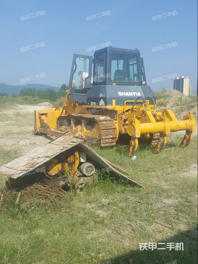 山推SD16标准型推土机