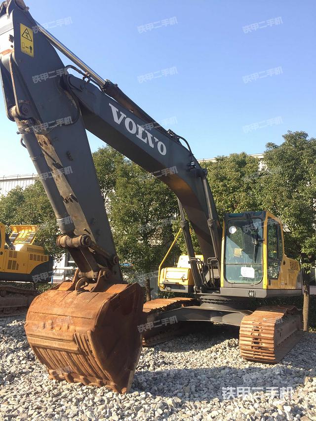 沃尔沃ec240b挖掘机