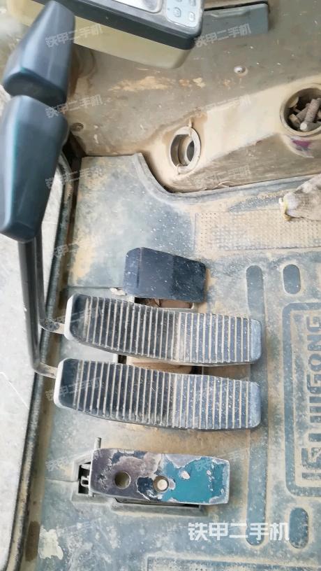 行走控制手柄和踏板 俯拍（驾驶室部分）