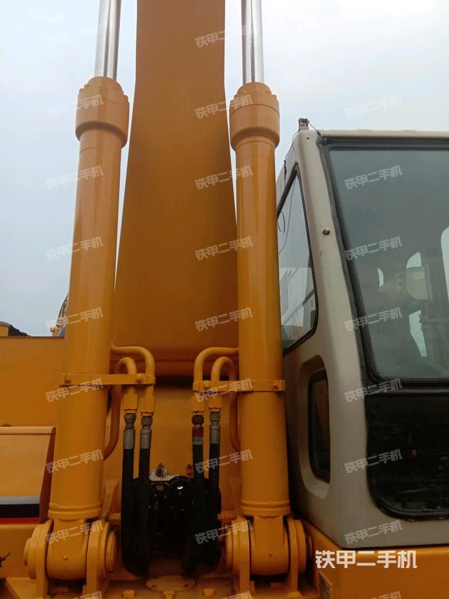 大臂油缸整体 竖拍（工作和回转装置）