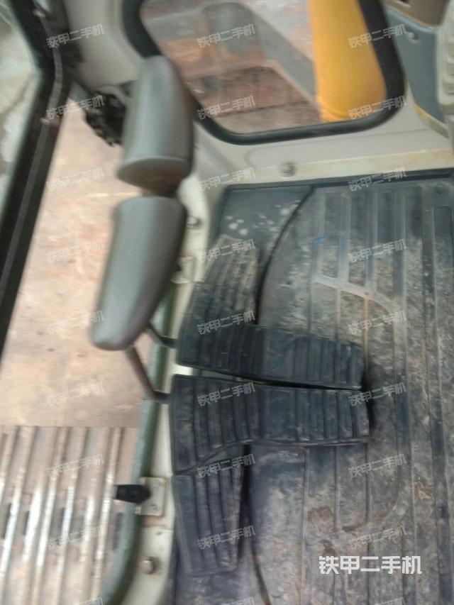 行走控制手柄和踏板 俯拍（驾驶室部分）