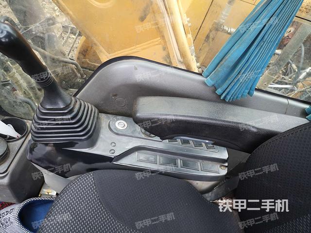 座椅右侧控制台/钥匙门/油门/含右手柄（驾驶室部分）