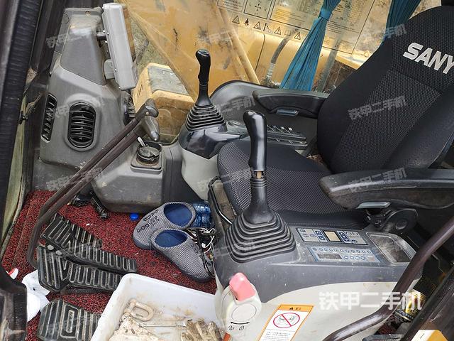 行走控制手柄和踏板 俯拍（驾驶室部分）