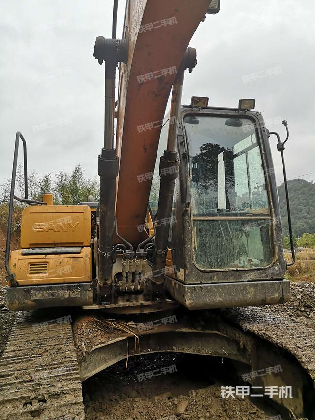 大臂油缸整体 竖拍（工作和回转装置）