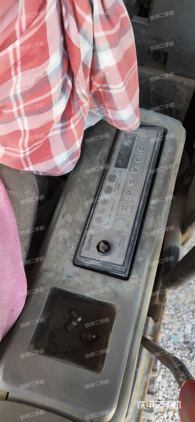 座椅右侧控制台/钥匙门/油门/含右手柄（驾驶室部分）