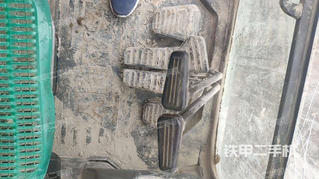 行走控制手柄和踏板 俯拍（驾驶室部分）