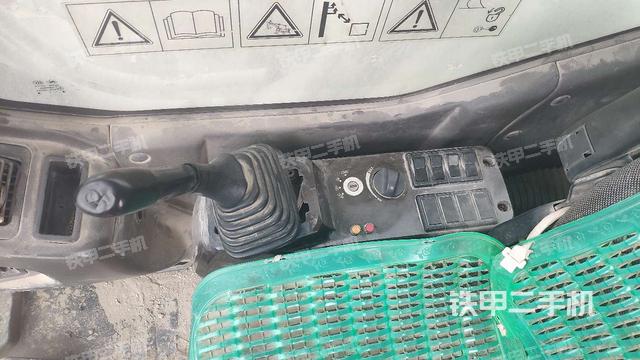 座椅右侧控制台/钥匙门/油门/含右手柄（驾驶室部分）