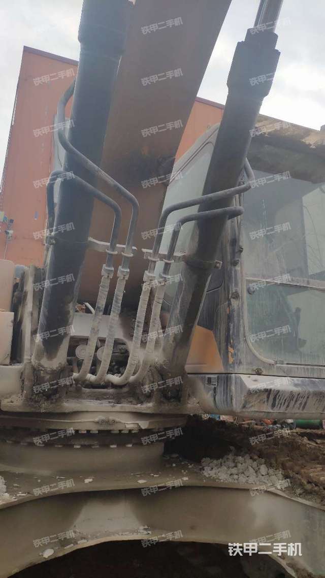 大臂油缸整体 竖拍（工作和回转装置）