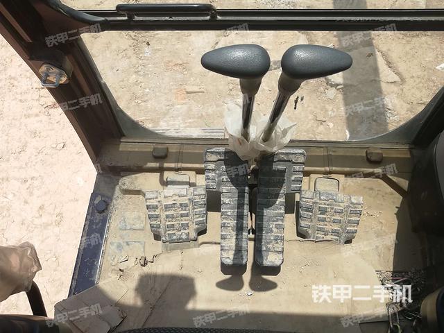 行走控制手柄和踏板 俯拍（驾驶室部分）