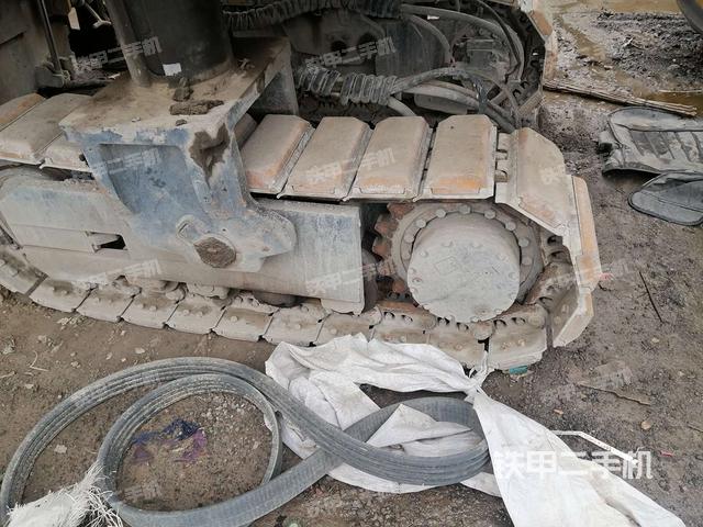 左引导轮 /左前轮(行走机构) 左引导轮 /左前轮(行走机构)