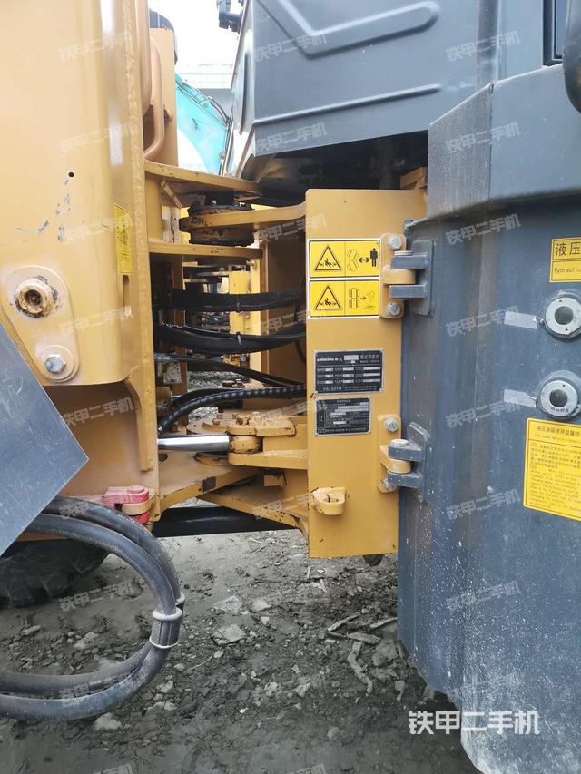 车架铰接（液压/传动系统）