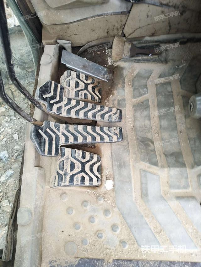 行走控制手柄和踏板 俯拍（驾驶室部分）