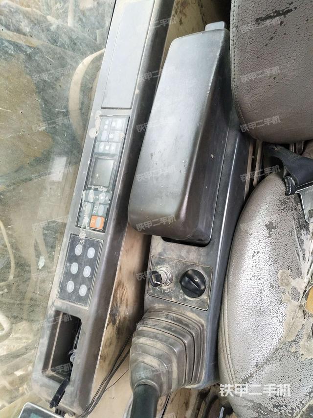 座椅右侧控制台/钥匙门/油门/含右手柄（驾驶室部分）