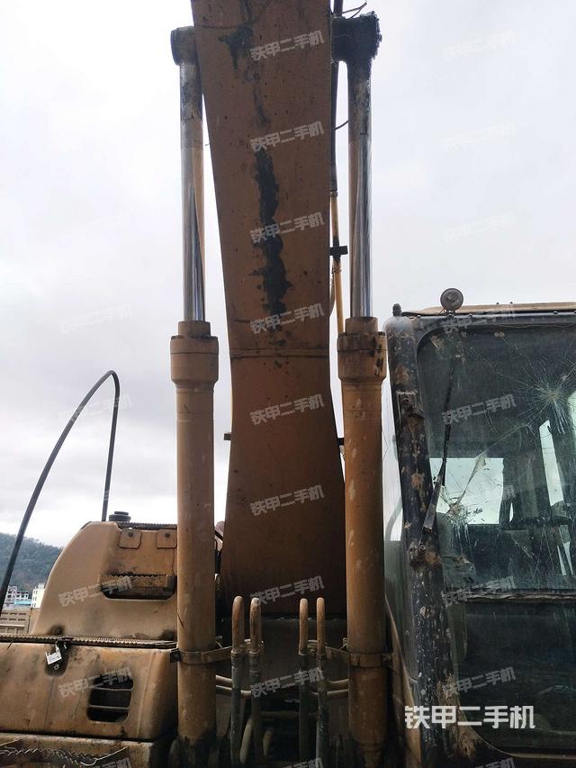 大臂油缸整体 竖拍（工作和回转装置）