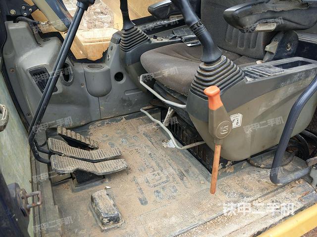 行走控制手柄和踏板 俯拍（驾驶室部分）