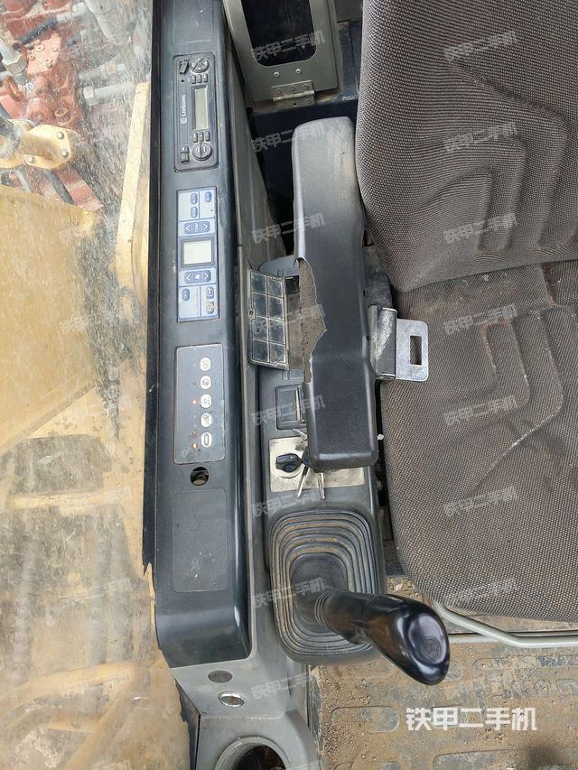 座椅右侧控制台/钥匙门/油门/含右手柄（驾驶室部分）