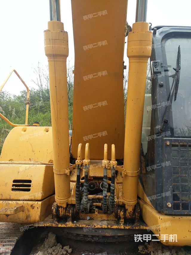 大臂油缸整体 竖拍（工作和回转装置）