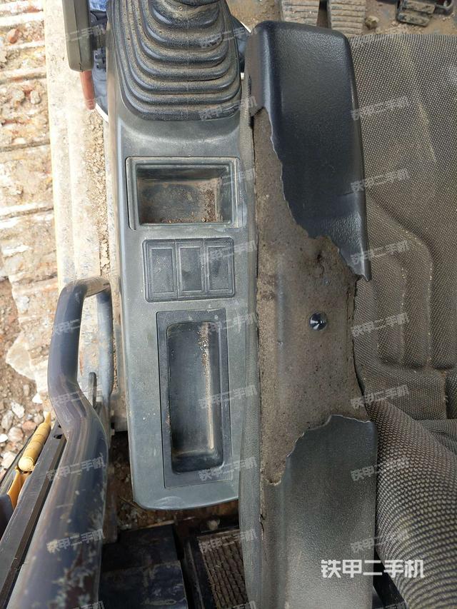 座椅左侧控制台/音响/含左手柄（驾驶室部分）