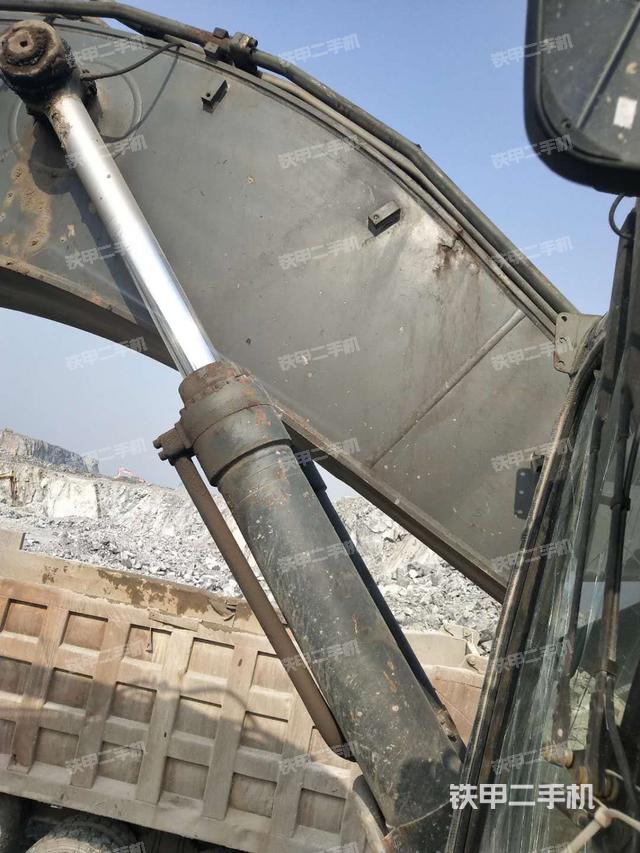 大臂油缸整体 竖拍（工作和回转装置）