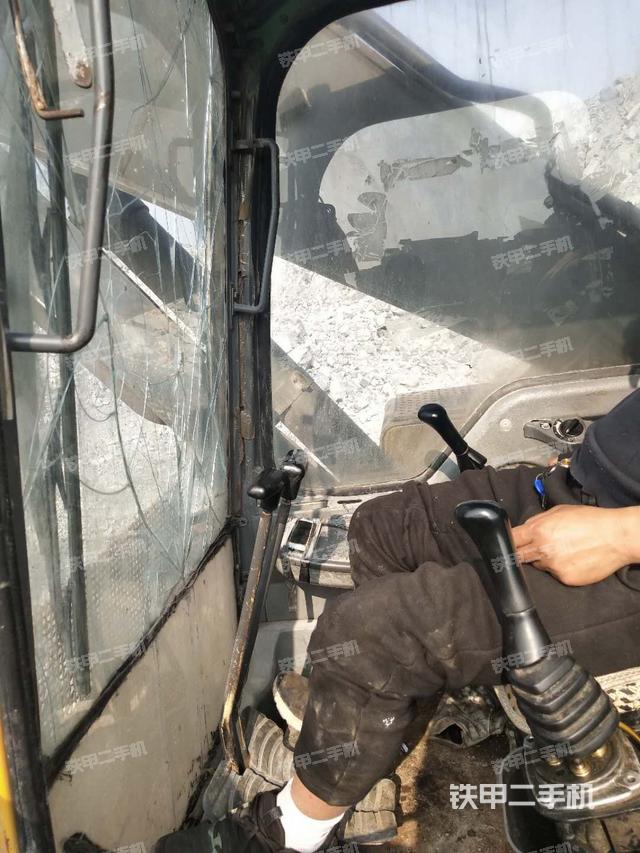 行走控制手柄和踏板 俯拍（驾驶室部分）