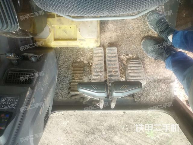 行走控制手柄和踏板 俯拍(驾驶室部分) 行走控制手柄和踏板 俯拍(驾驶室部分)