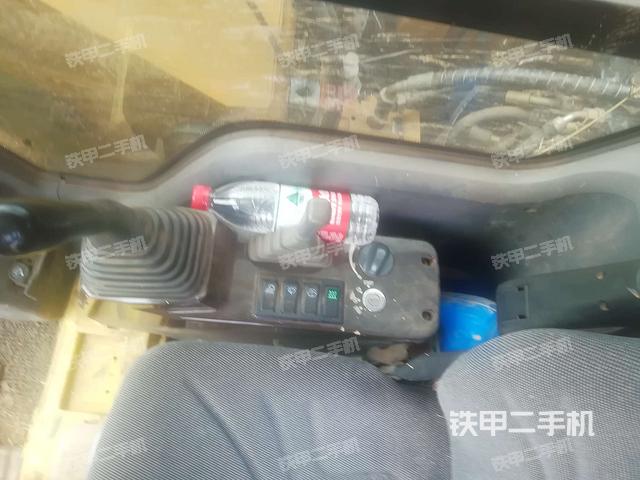 座椅右侧控制台/钥匙门/油门/含右手柄(驾驶室部分) 座椅右侧控制台/钥匙门/油门/含右手柄(驾驶室部分)