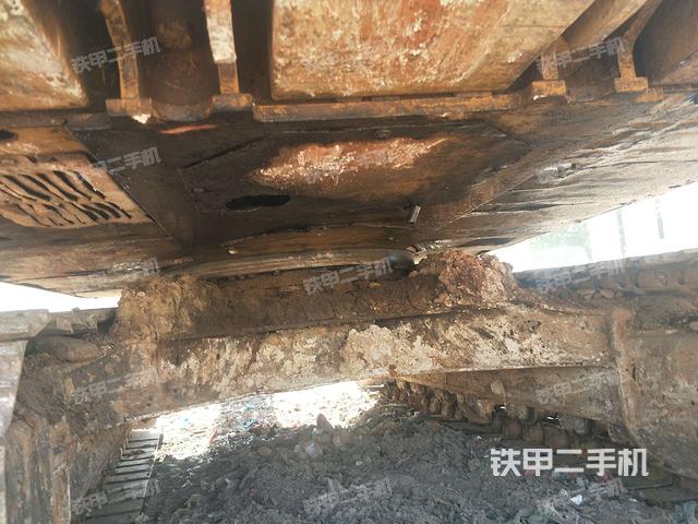 转盘和下车架正前(工作和回转装置) 转盘和下车架正前(工作和回转装置)