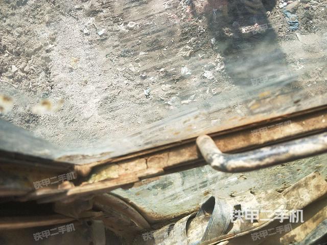 左后方玻璃角标(驾驶室部分) 左后方玻璃角标(驾驶室部分)