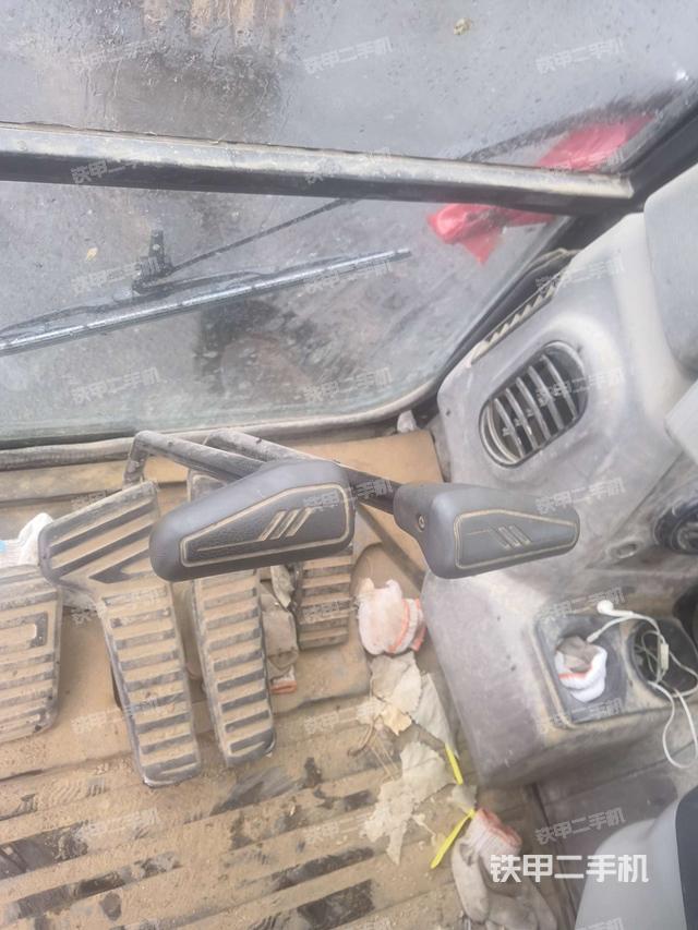 行走控制手柄和踏板 俯拍（驾驶室部分）