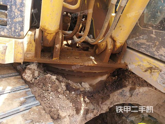 转盘和下车架正前(工作和回转装置) 转盘和下车架正前(工作和回转装置)