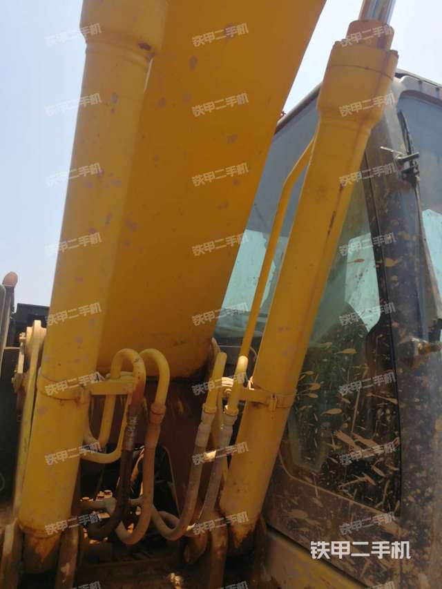 大臂油缸整体 竖拍(工作和回转装置) 大臂油缸整体 竖拍(工作和回转装置)
