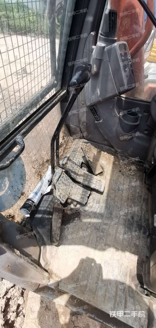 行走控制手柄和踏板 俯拍（驾驶室部分）