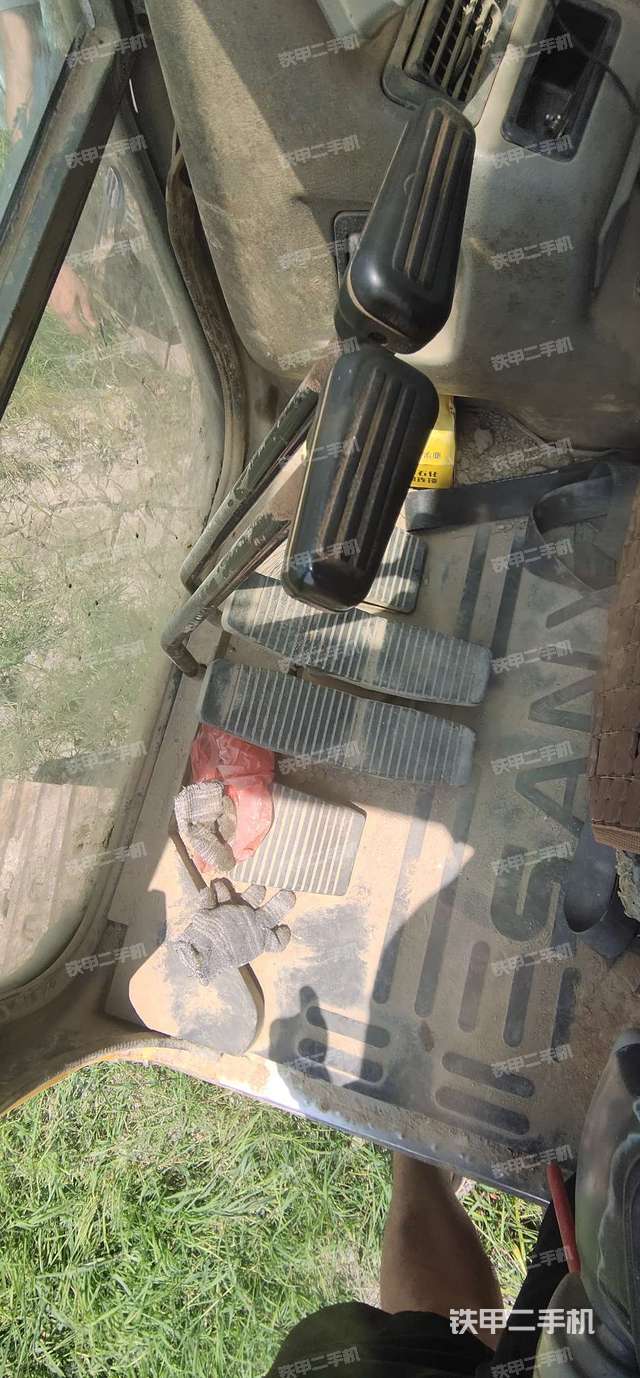 行走控制手柄和踏板 俯拍（驾驶室部分）