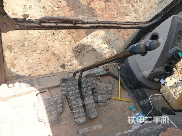 行走控制手柄和踏板 俯拍(驾驶室部分) 行走控制手柄和踏板 俯拍(驾驶室部分)