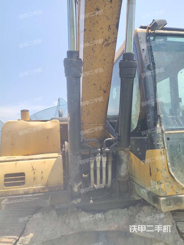 大臂油缸整体 竖拍（工作和回转装置）