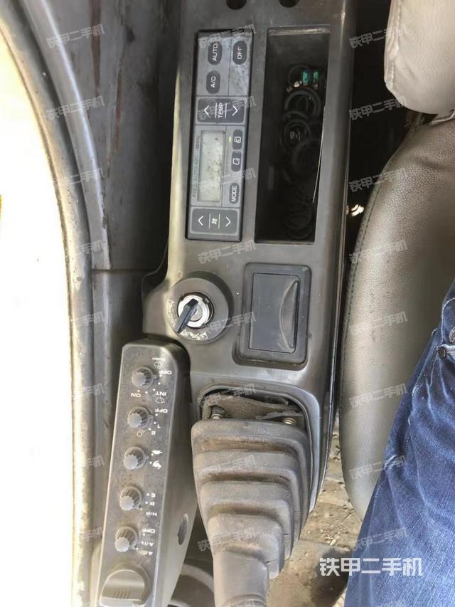 座椅右侧控制台/钥匙门/油门/含右手柄（驾驶室部分）