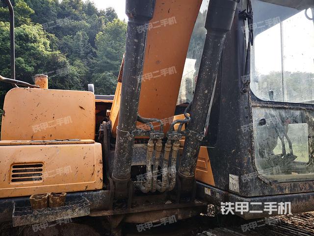 大臂油缸整体 竖拍（工作和回转装置）