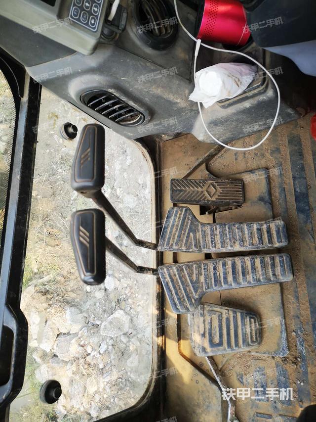 行走控制手柄和踏板 俯拍（驾驶室部分）