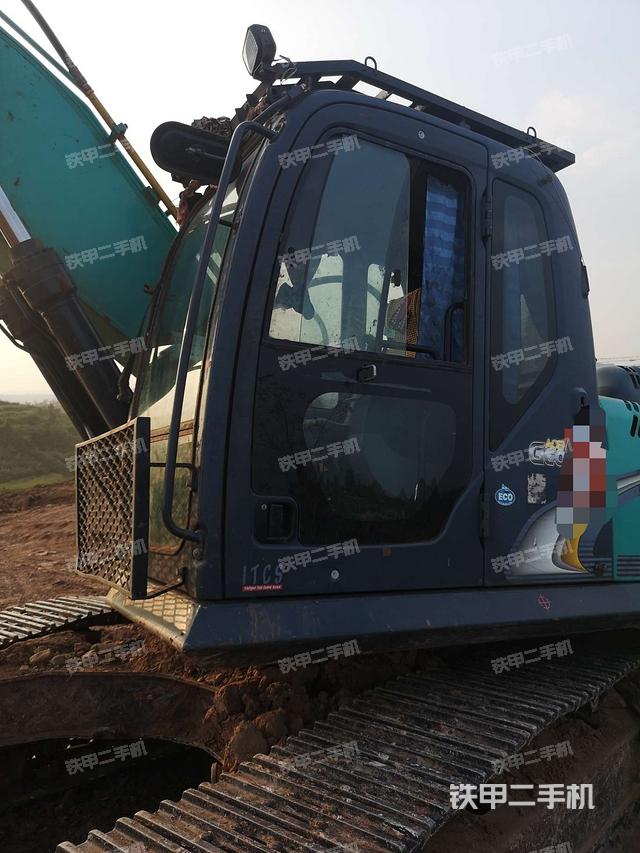 神钢sk270d挖掘机