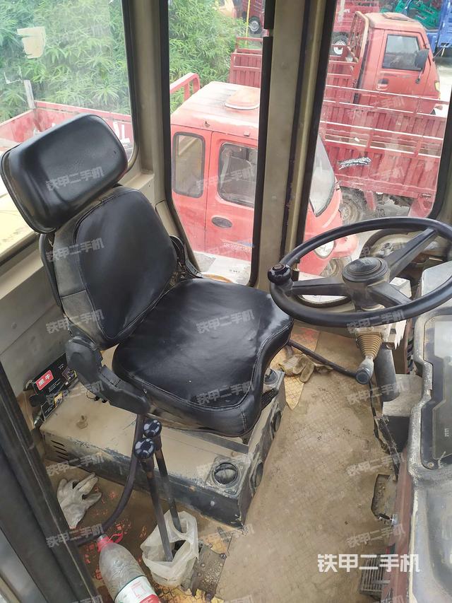 驾驶室内部（驾驶室部分）