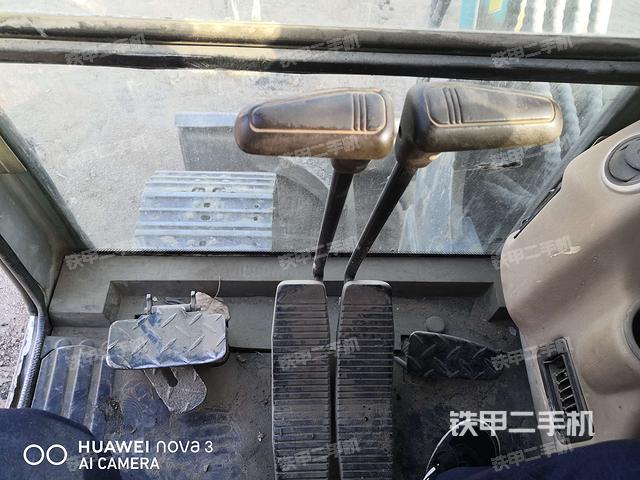 行走控制手柄和踏板 俯拍(驾驶室部分) 行走控制手柄和踏板 俯拍(驾驶室部分)