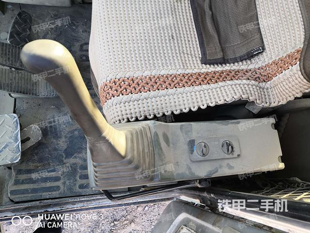 座椅左侧控制台/音响/含左手柄(驾驶室部分) 座椅左侧控制台/音响/含左手柄(驾驶室部分)