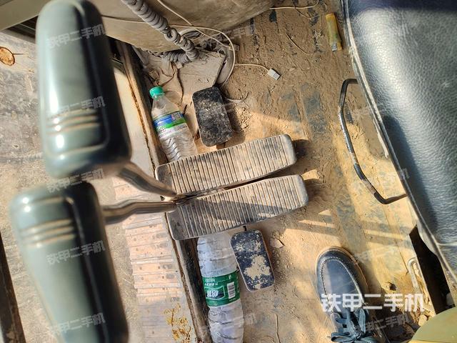 行走控制手柄和踏板 俯拍（驾驶室部分）