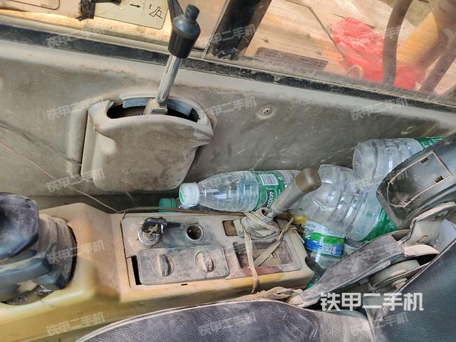 座椅右侧控制台/钥匙门/油门/含右手柄（驾驶室部分）