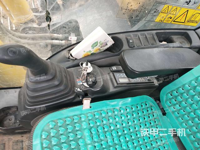 座椅右侧控制台/钥匙门/油门/含右手柄（驾驶室部分）