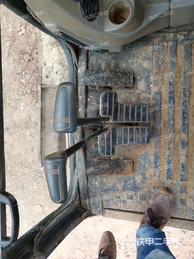 行走控制手柄和踏板 俯拍(驾驶室部分) 行走控制手柄和踏板 俯拍(驾驶室部分)