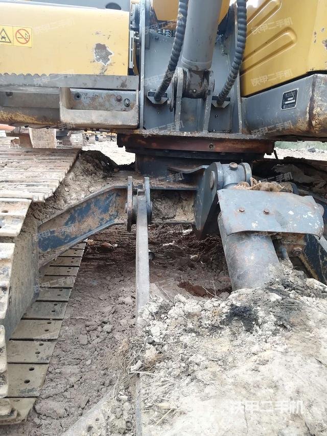 转盘和下车架正前(工作和回转装置) 转盘和下车架正前(工作和回转装置)